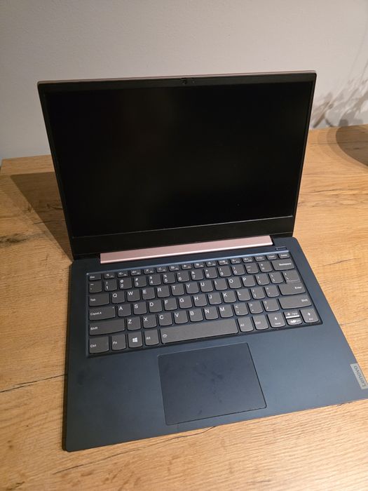 Laptop ultraportabil Lenovo Ideapad S340-14IWL cu procesor Intel i3