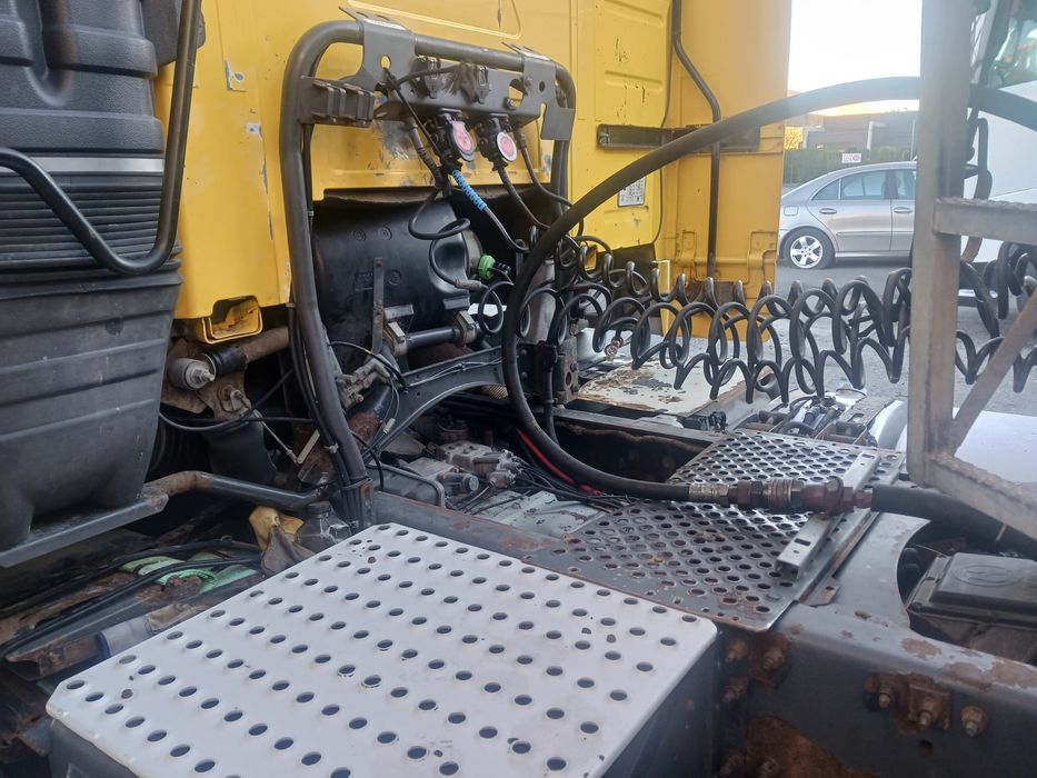 Vand 2xCapT + semiremorca ( de la cap tractor alb)