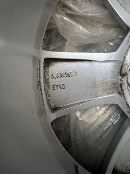 Зимни гуми и джанти 215 60 16 за шкода