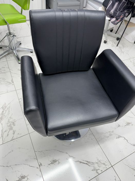 scaun de frizerie profesional negru (bază rotundă, hidraulic).