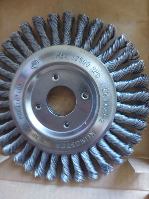 Метална  четка-  нова