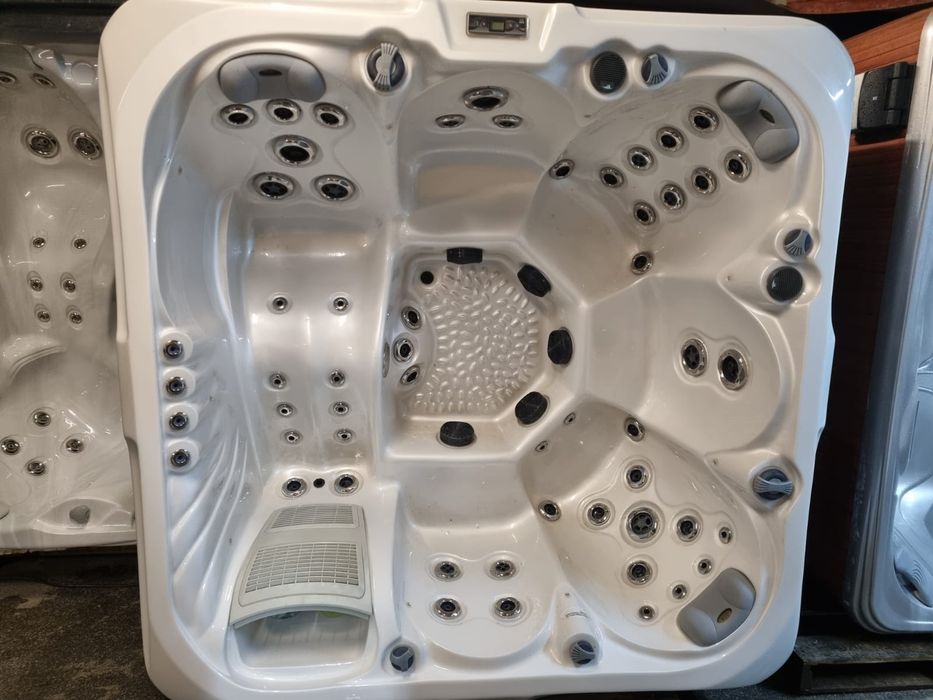 Jacuzzi -hot tub -cada cu hidromasaj