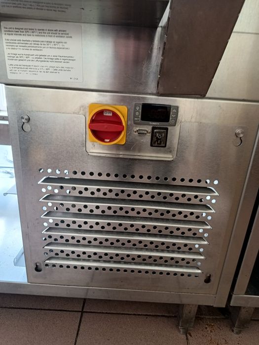 Vând vitrină frigorifică, masă caldă și corpuri de inox.