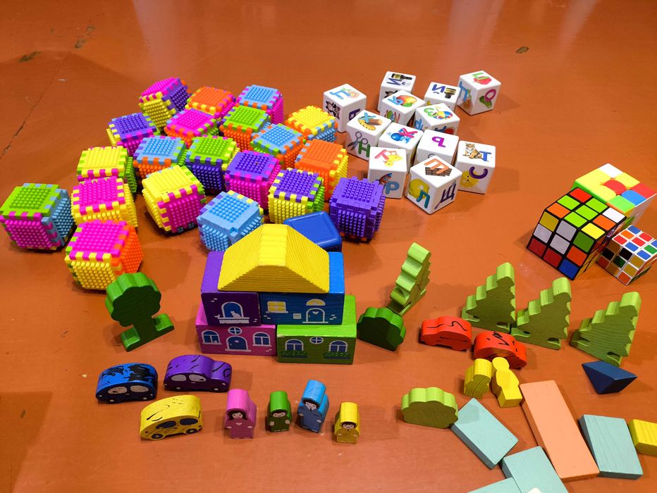 Детские кубики деревянные и пластиковые