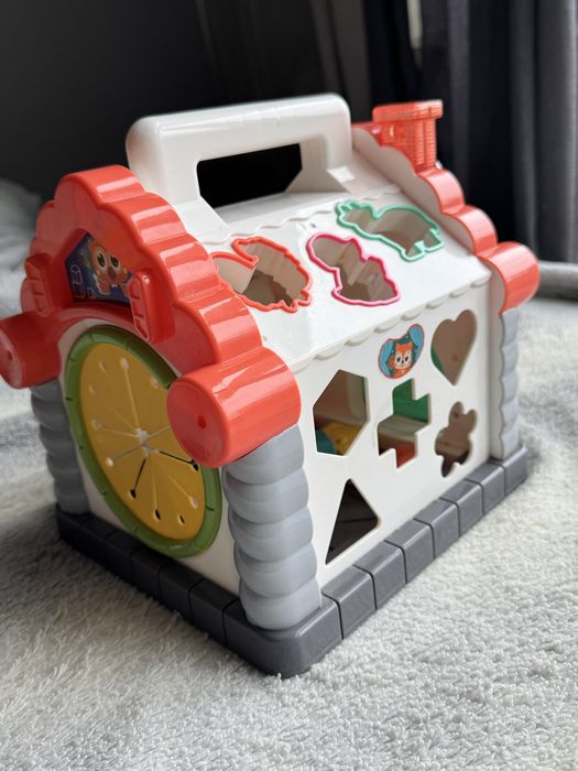 Играчки на марките Little duch и Hola toys
