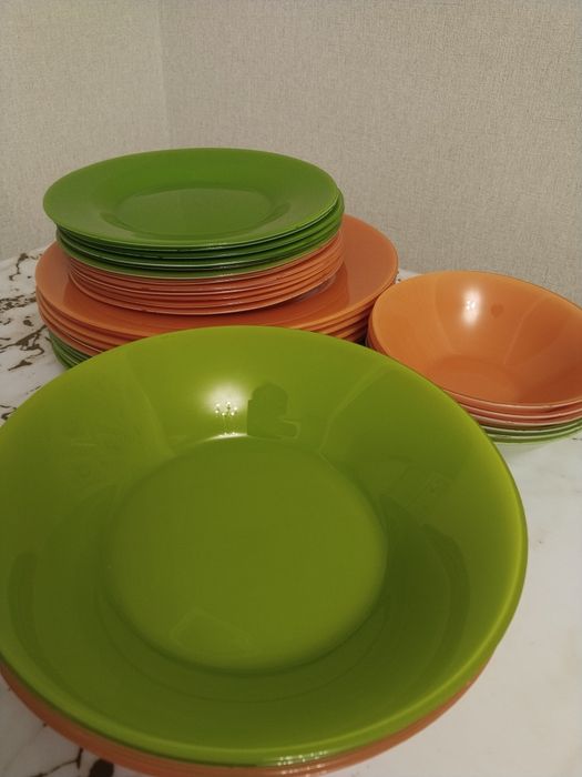 Продам столовый набор тарелок