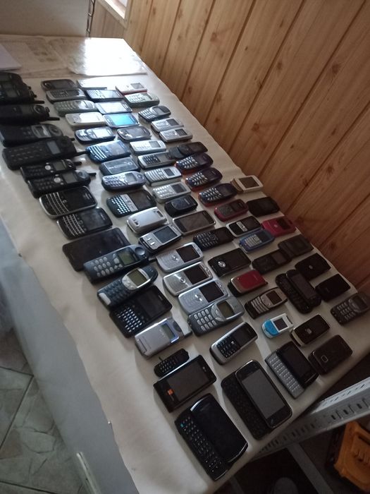 Vând/schimb 95 telefoane Samsung,Nokia, Sony, LG,Siemens, BlackBerry
