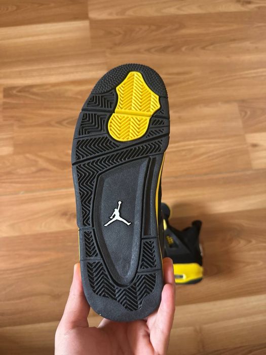 Sneakers Jordan4 cu eticheta (nu Nike, Gucci, Adidas, Balenciaga)