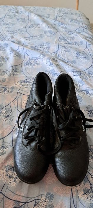 Bocanci piele marimea 38 , nefolositii