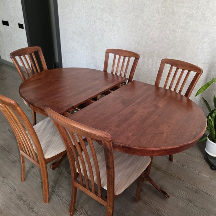 обеденный стол и стулья