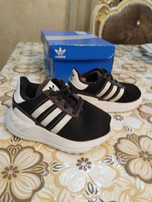 Маратонки на Adidas 20 номер