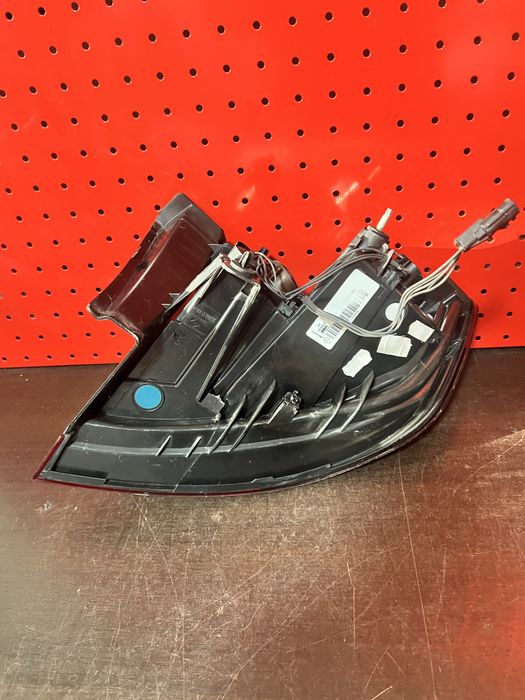 Stop stanga pe aripa bec si led Renault Megane 4 hatchback cu DEFECT