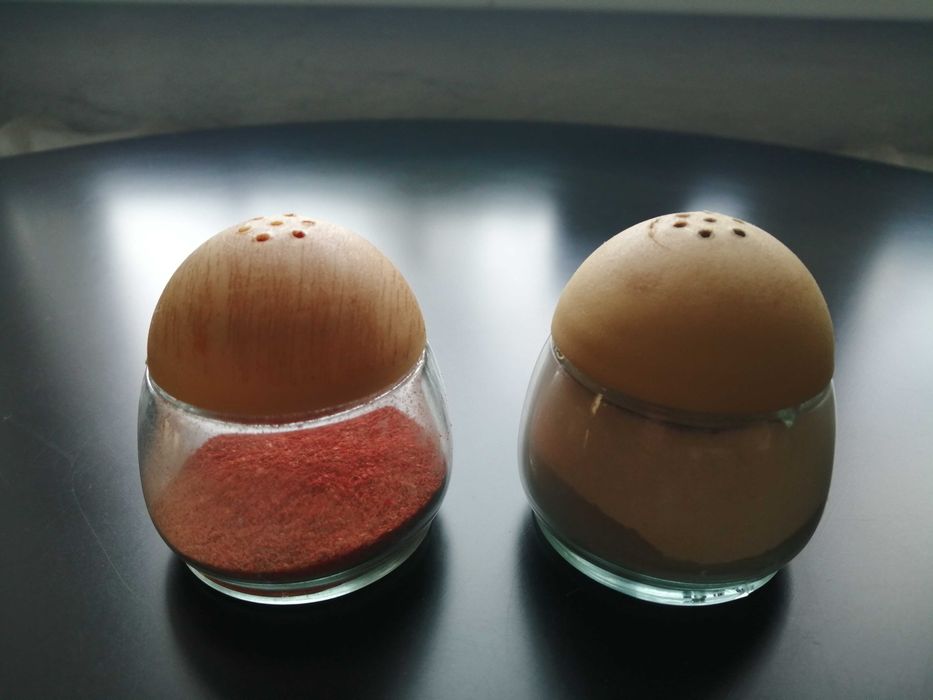 Тарелки, столовые приборы.