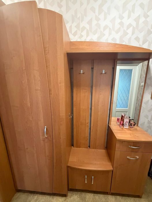 Продам шкаф прихожую с зеркалом