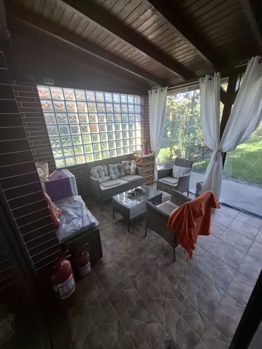 Inchiriez casa cu etaj la curte