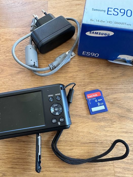 Компактен цифров фотоапарат Samsung ES90 +подарък SD карта SanDisk 2GB