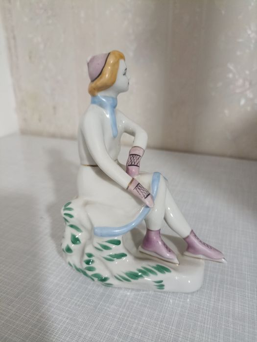 Продам фарфоровую статуэтку,, Фигуристка''