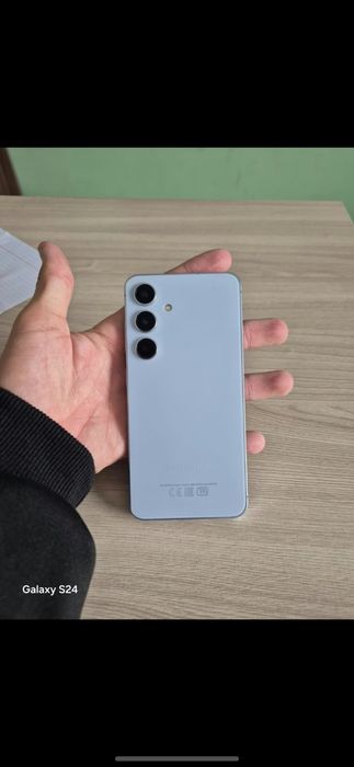 Samsung s24 в голубом цвете