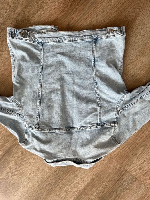 Яке H&M 40 размер,не е носено,само свален етикет,малко е за мен