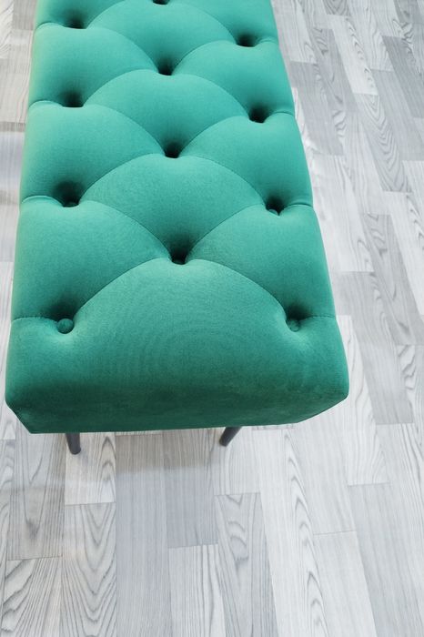 Vând băncuță tapițată Chesterfield din catifea verde