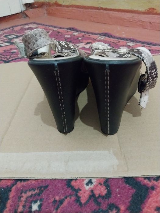 Продам  босоножки