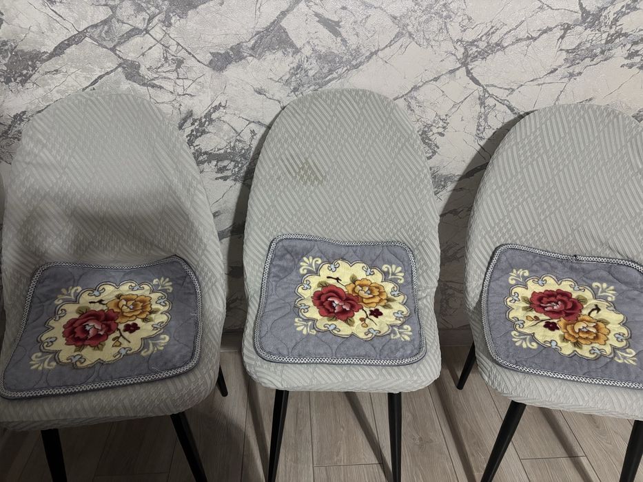 Продам стол и стулья 120000