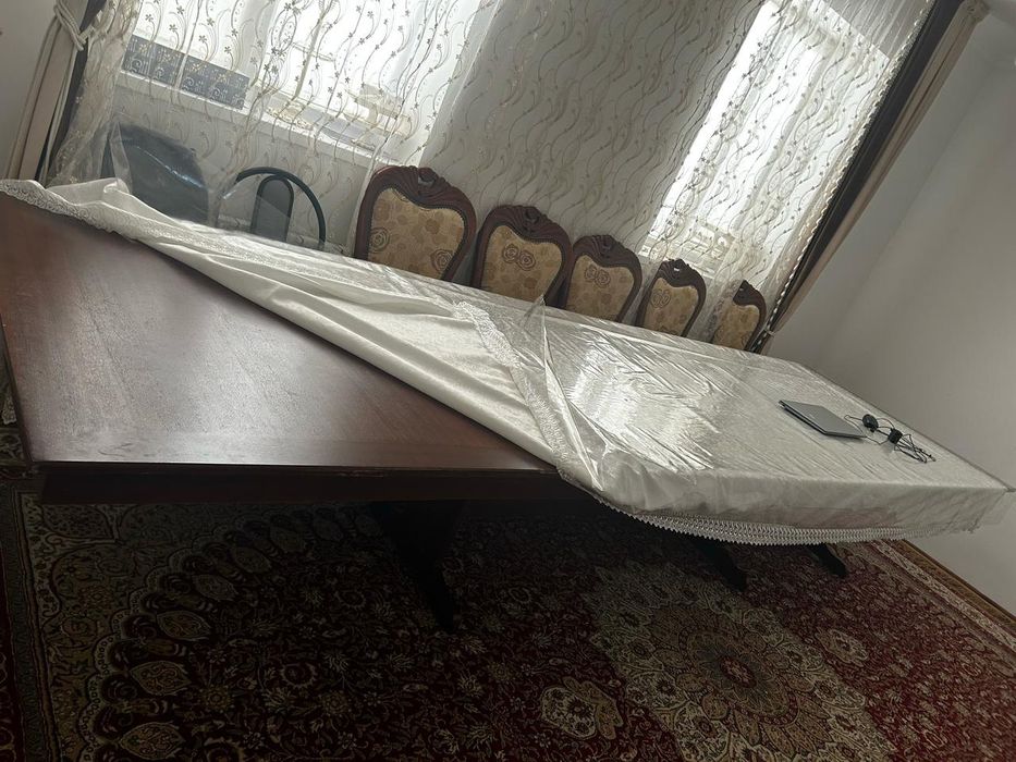 Стол стулясымен.