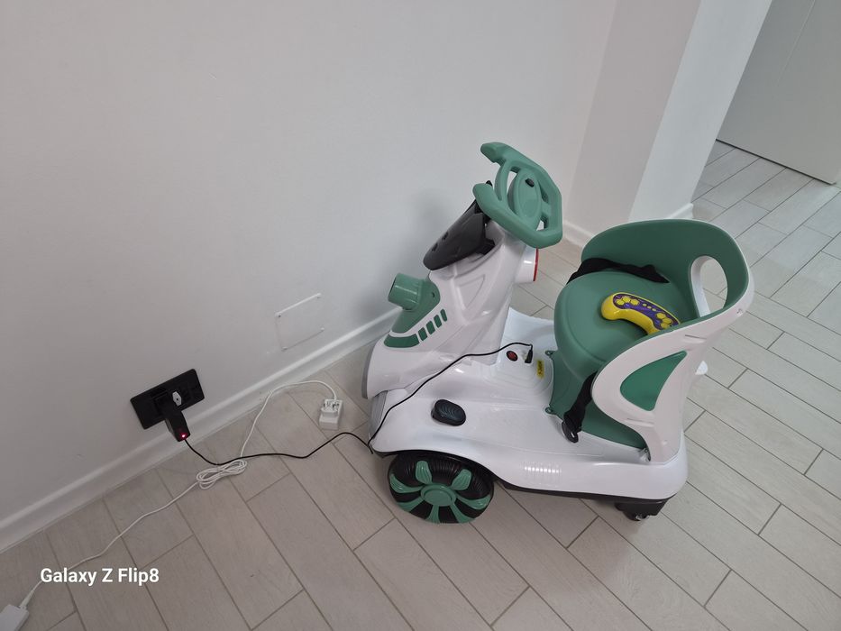 Masinuta electrica cu telecomanda pentru copii, Cyrax, baloane de sapun, lumini si sunete, cu pedale de acceleratie si frana, verde