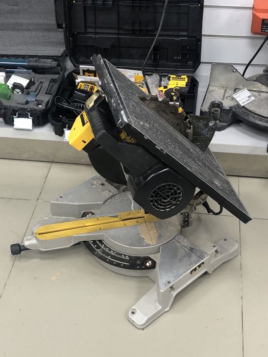 Торцевая пила DeWalt DW711(TM79)