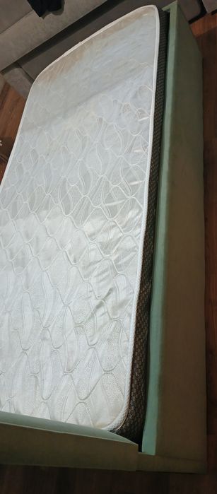 Кровать односпальная.