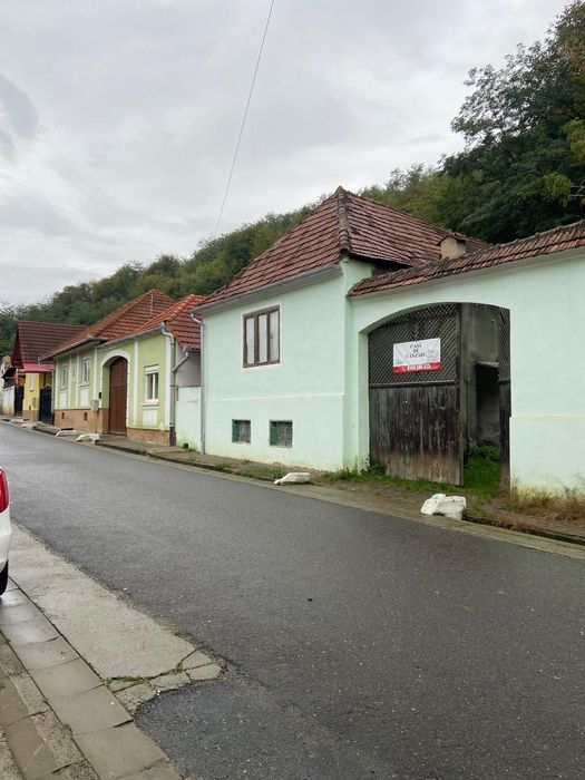Casa la tara de vanzare