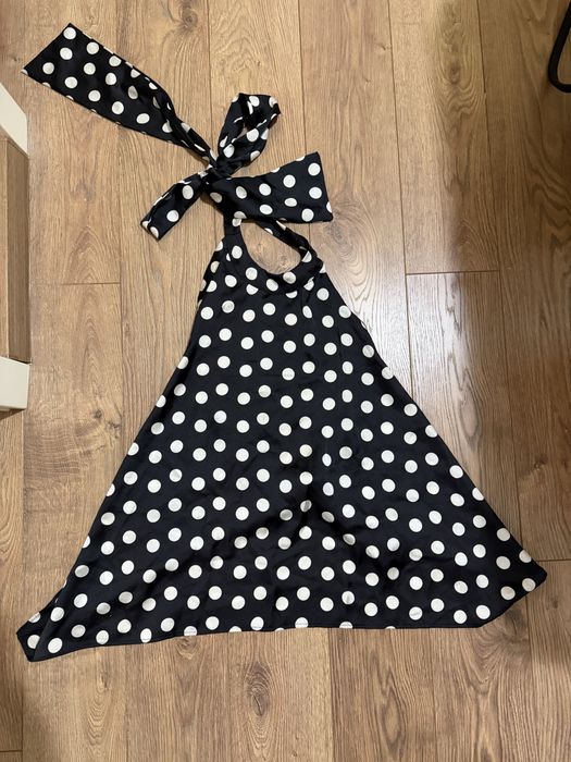 Черна блуза на guess - м размер с якичка и дълъг ръкав