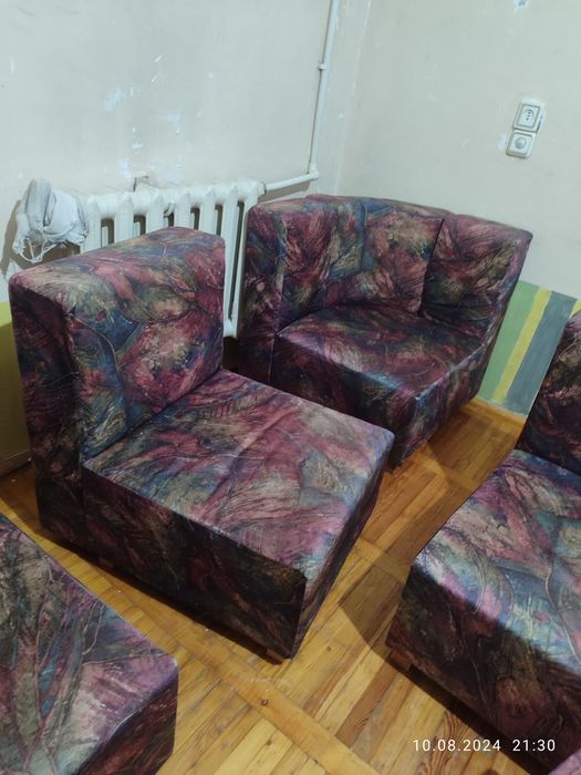 Продам диван-трансформер.
Раскладывается в кровать, также можно исполь