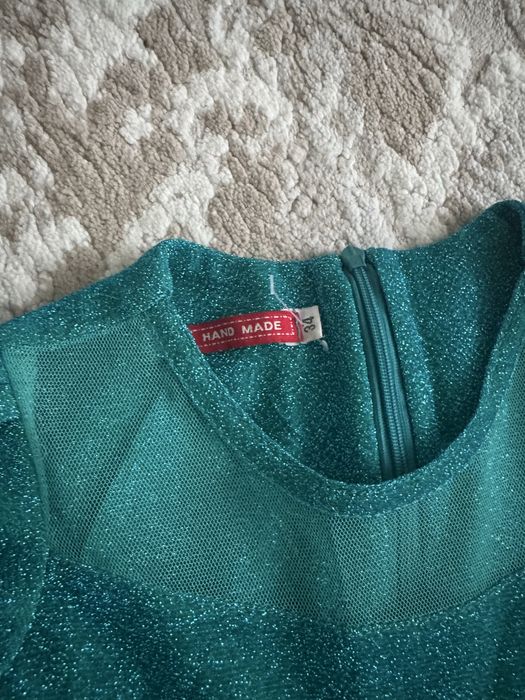 Продам нарядное платье для девочки