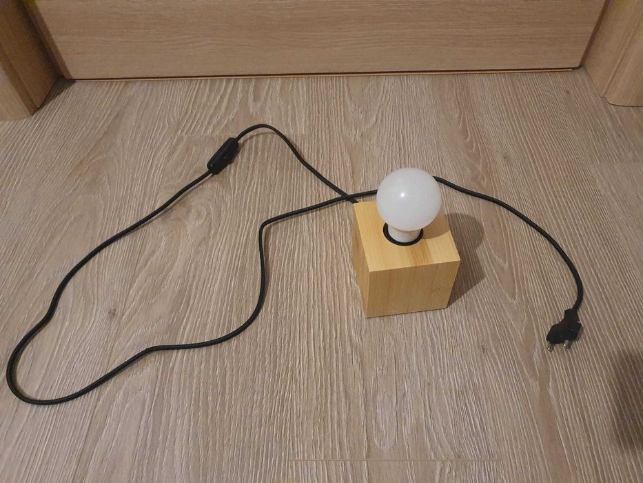 Lampa din lemn Stare foarte buna.