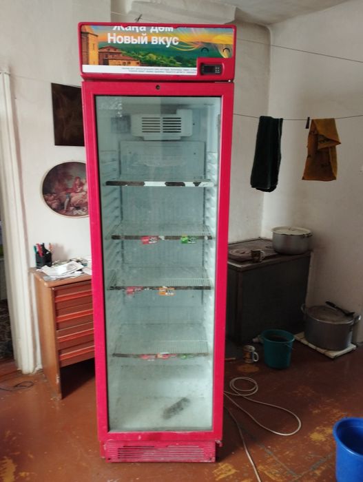 Продам холодильную витрину