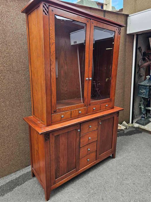 Трапезен шкаф с кристални стъкла в стил Рустик