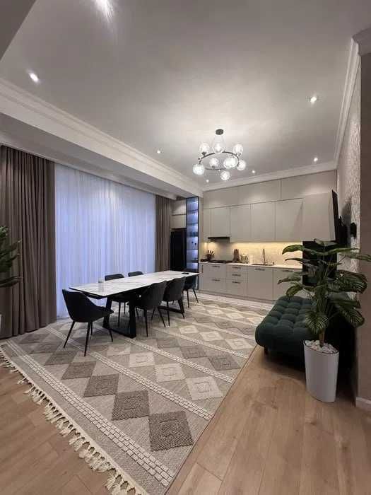 R3 Сдаётся 5х-комнатная квартира на Мирабаде ор-р Гостиница Россия!