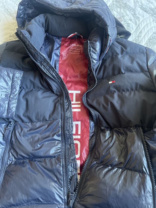 Продавам тъмно синьо мъжко яке с качулка Tommi Hilfiger размер XL