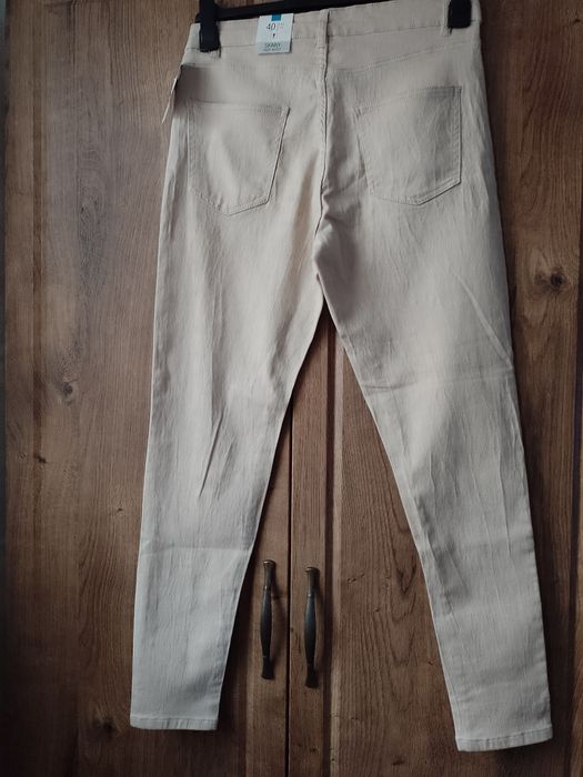 Pantaloni elastici cu talie înaltă