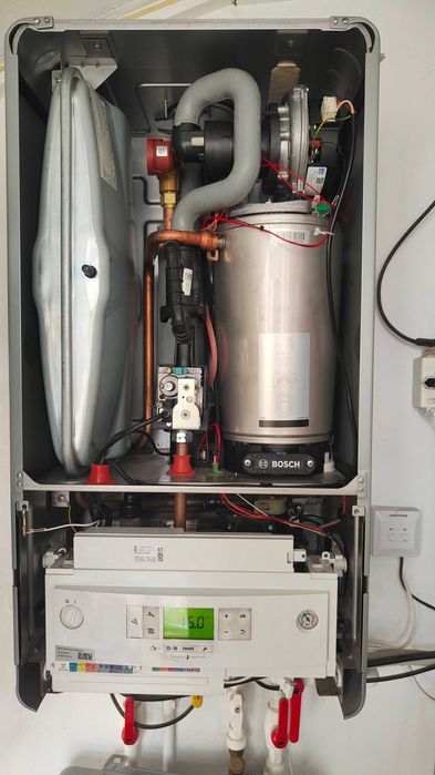 Vând centrală termică pe gaz Bosch Condens 7000i W 24kW pentru piese