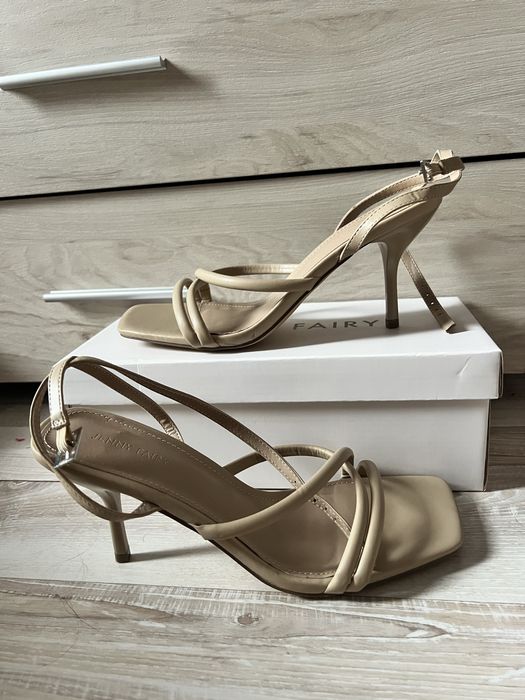 Сандали на ток nude