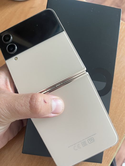 Samsung galaxy z flip 4