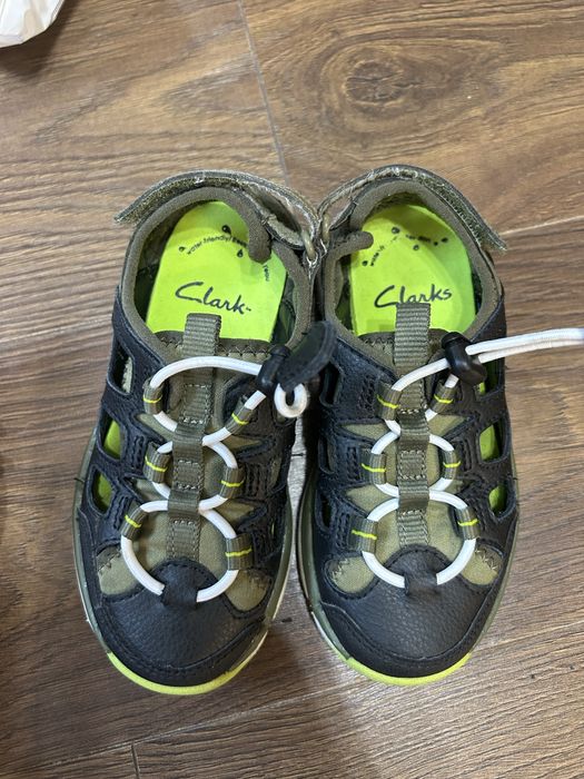 Затворени сандали Clarks  26 номер момче