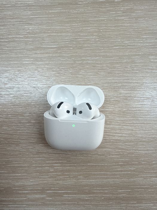 Продам б/у AirPods 4