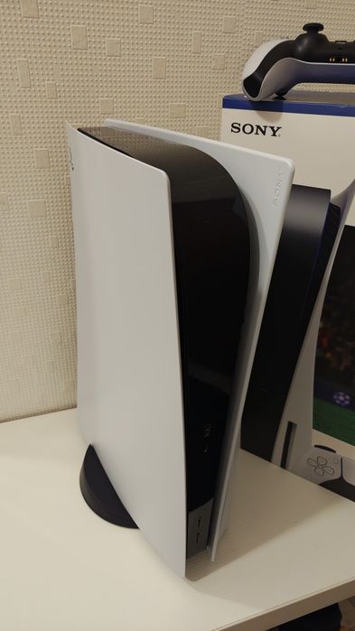 Продавам PS5 CFI-1216A