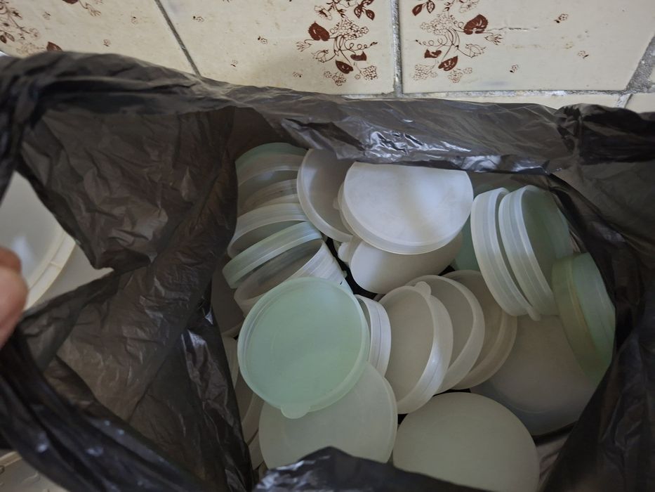 Тарелки, прищепки, крышки.