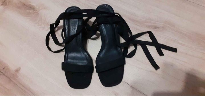 Елегантни дамски сандали.