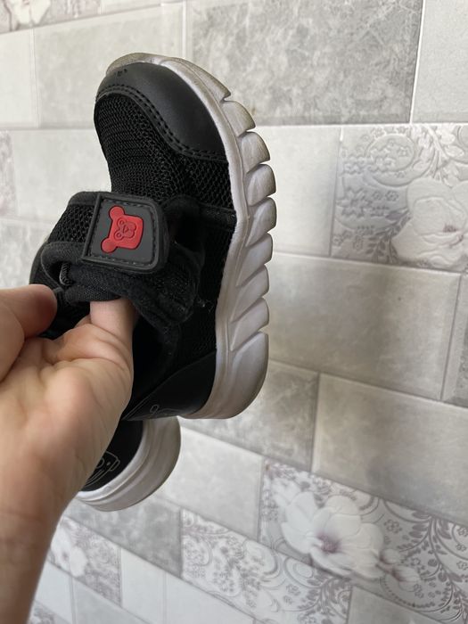 Продам кроссовки детские на весну