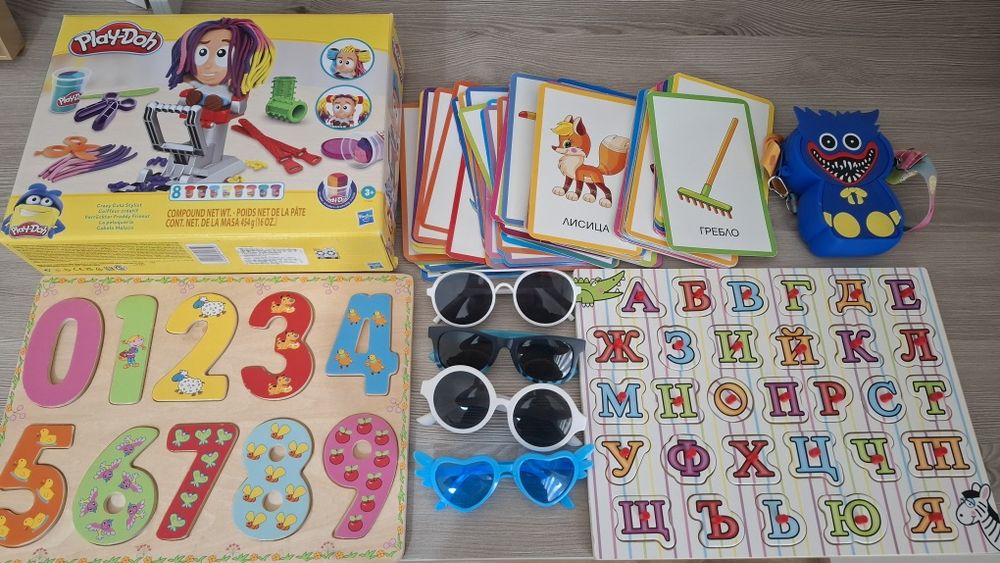 Играчки- коли, голям динозавър, плюшени играчки